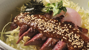 オリジナル特製みそダレ　牛あわせ丼（坂口屋特製 みそダレ）