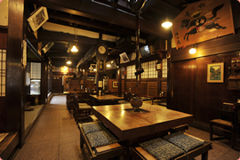 1歩店内に入れば、木の重厚感ある落ち着いた雰囲気。昔ながらの三之町の街並みに合った趣ある店内。