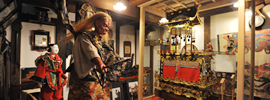 蔵の中には、からくり人形や、高山祭の神輿、衣装が展示されております。からくり人形は実際に動かしながら体験して頂けます。