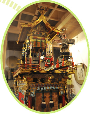 高山祭の屋台の模型を展示！　細かい部分まで再現した大迫力の屋台